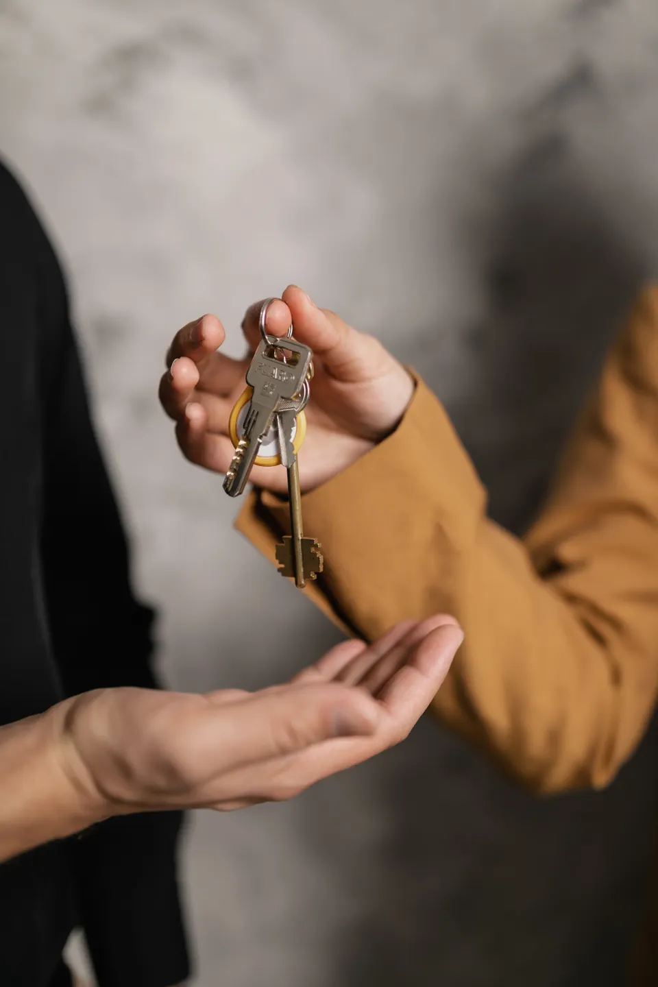 Un client récupère ses clés après l’intervention du serrurier